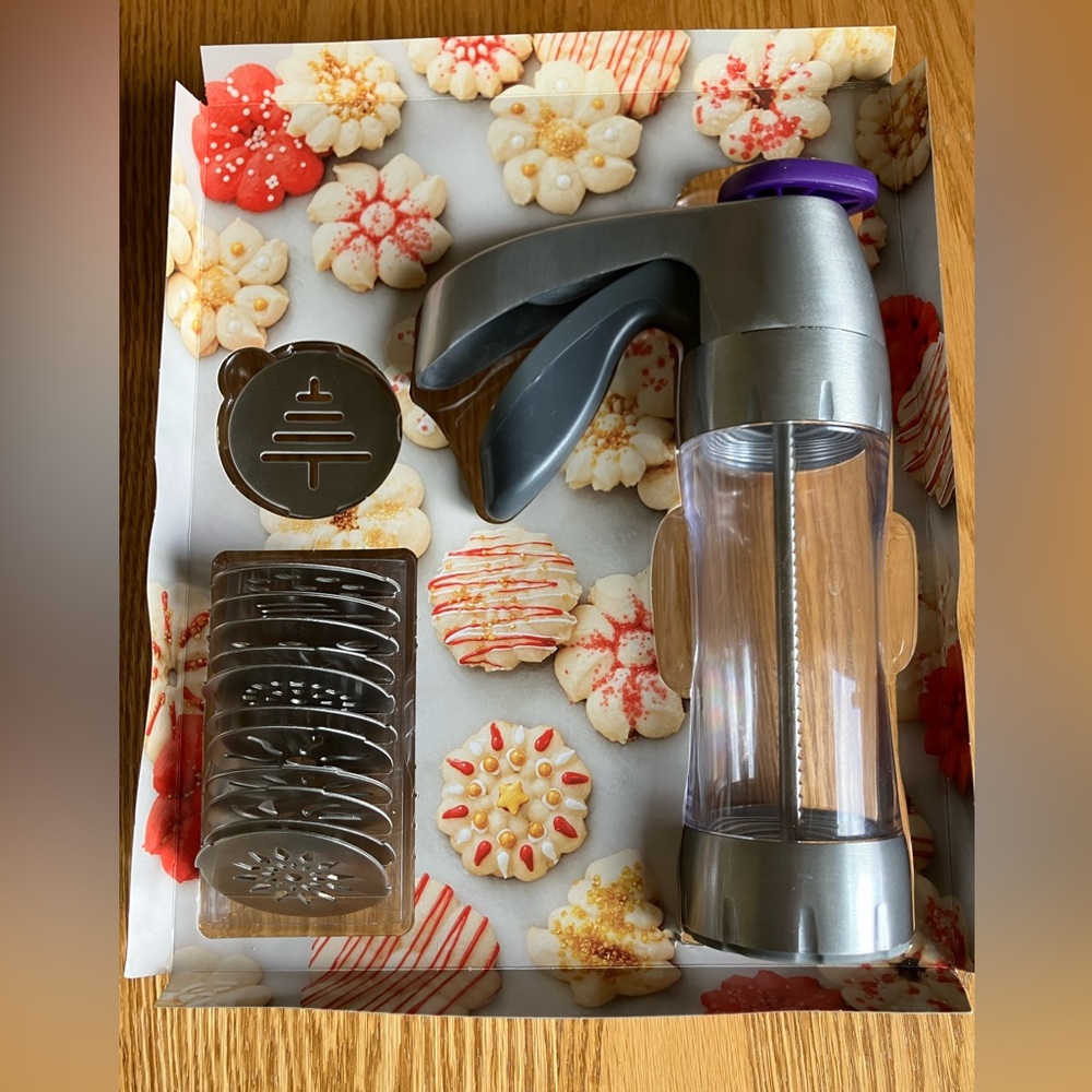Wilton Cookie Press Set with 12 Discs. EUC.